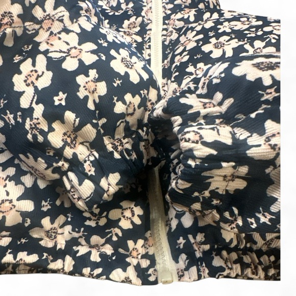 Akaiv Cropped Floral Puffer Jacket Size Large Navy Blue Cream Pockets Full Zip - Picture 8 of 14